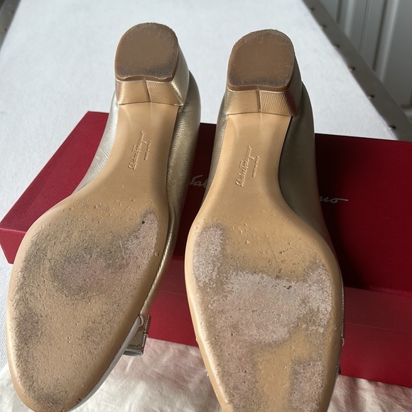 Ferragamo Vara bow pump in metallic platinum and gold leather looks like a dream - Picture 13 of 16